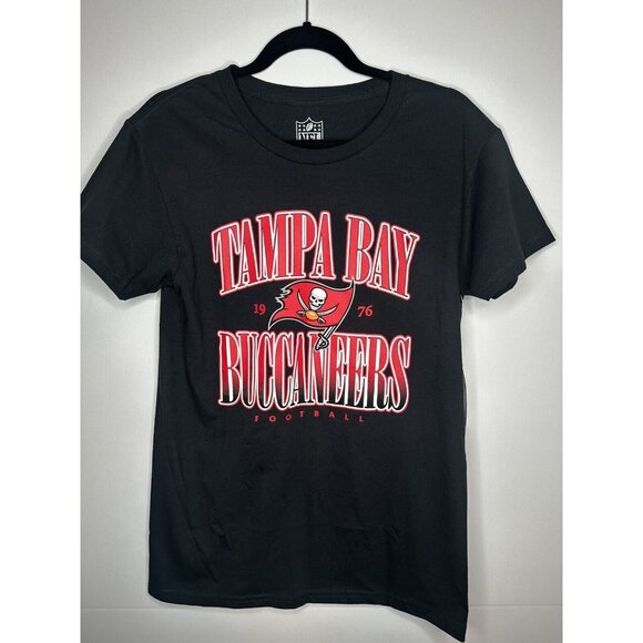 Tampa Bay Buccaneers T Shirt New Mens Small Black Classic Print $40 MSRP - Picture 1 of 3
